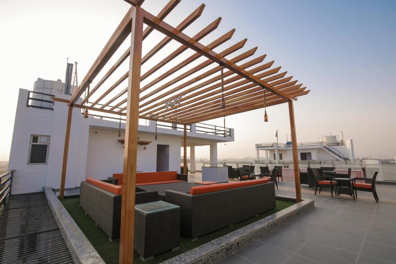 Bed and Breakfast Twin Towers Greater Noida Esterno foto