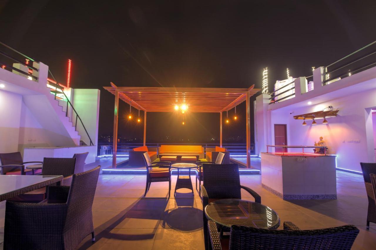 Bed and Breakfast Twin Towers Greater Noida Esterno foto