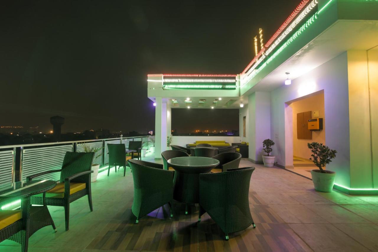 Bed and Breakfast Twin Towers Greater Noida Esterno foto