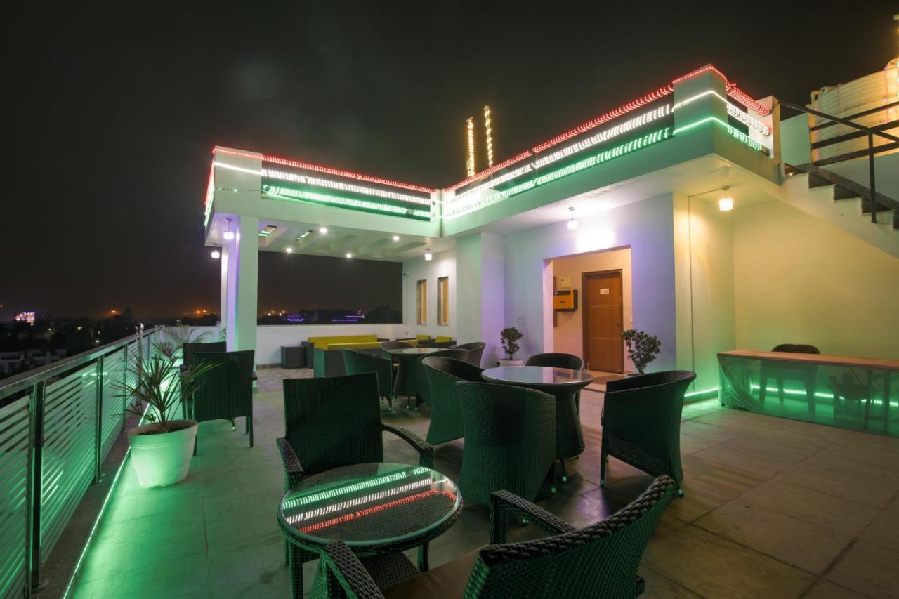 Bed and Breakfast Twin Towers Greater Noida Esterno foto