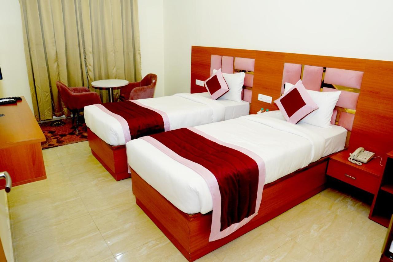 Bed and Breakfast Twin Towers Greater Noida Esterno foto