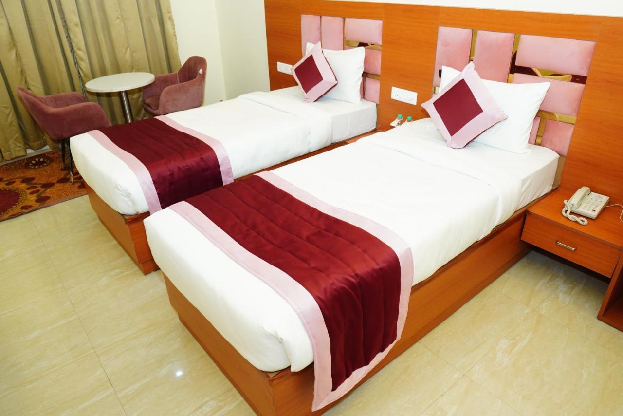 Bed and Breakfast Twin Towers Greater Noida Esterno foto