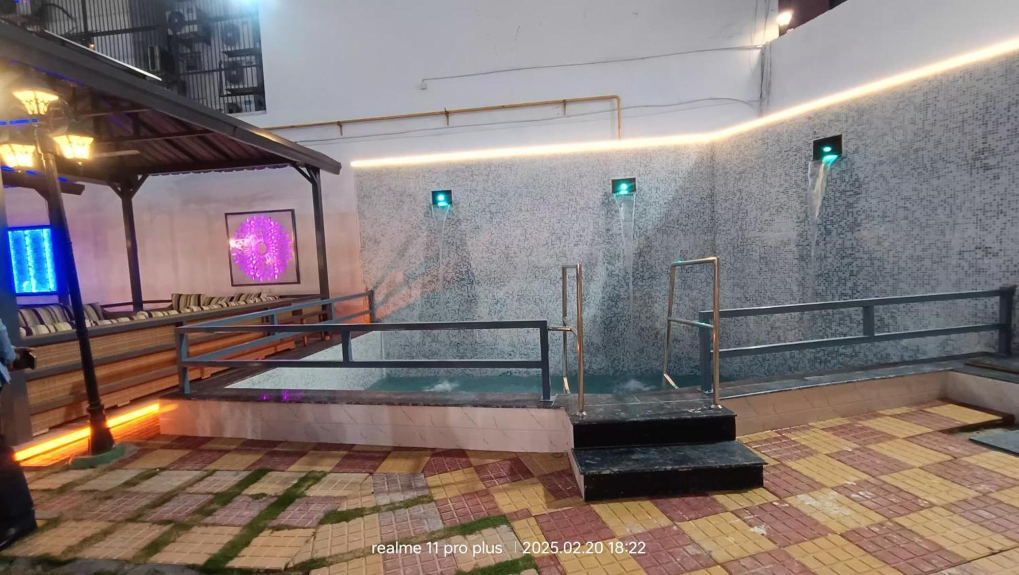 Bed and Breakfast Twin Towers Greater Noida Esterno foto