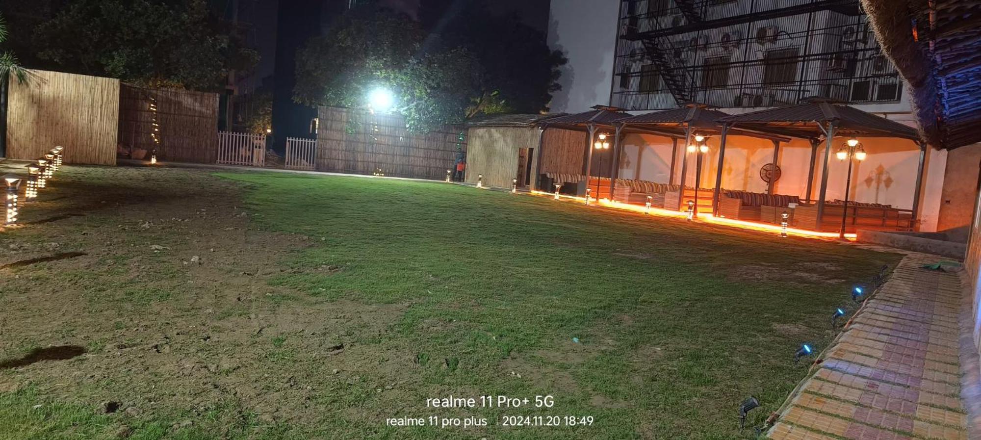 Bed and Breakfast Twin Towers Greater Noida Esterno foto